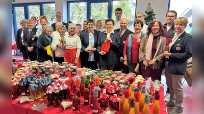 Das BRK-Kreativteam mit Angelika Gumowski, Marianne Klaffki und BRK-Geschäftsführer Dennis Behrendt (re), hinten li Bernhard Seidenath. (Foto: BRK)