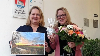 Zweite Bürgermeisterin Dagmar Wagner (li) gratuliert der Siegerin Katharina Hrotek. (Foto: Tanja Lindermüller)