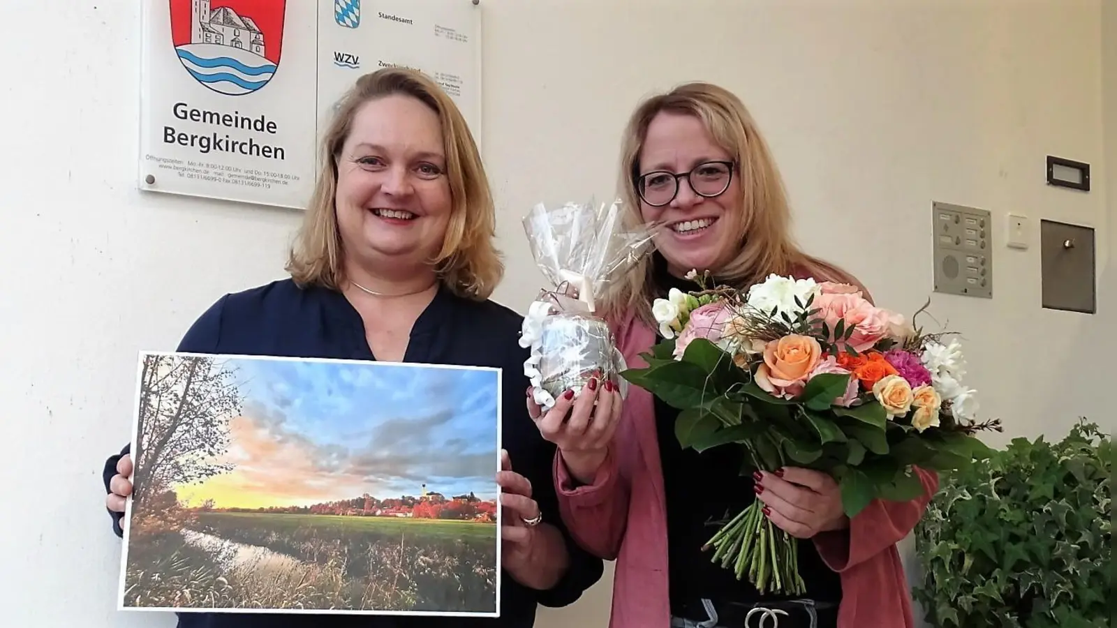 Zweite Bürgermeisterin Dagmar Wagner (li) gratuliert der Siegerin Katharina Hrotek. (Foto: Tanja Lindermüller)