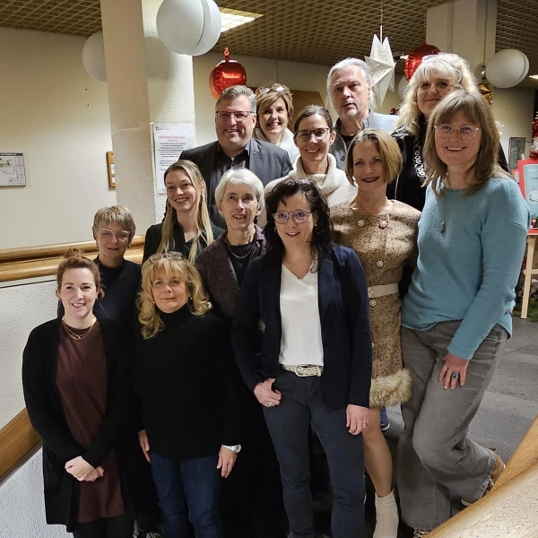 Die Zertifikatsempfänger „Seniorenbegleitung mit Schwerpunkt Demenz“ bei der feierlichen Übergabe im Landratsamt Dachau. (Foto: Landratsamt Dachau, Stefanie Otterbein)