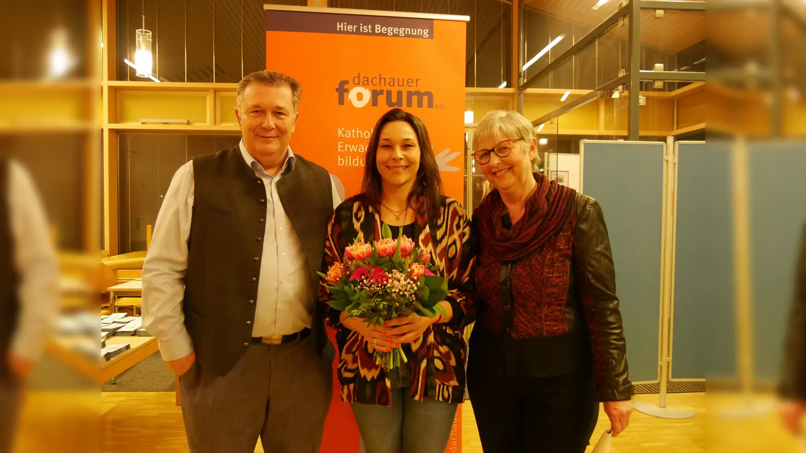 Gerhard Haszprunar, Vorsitzender des Dachauer Forums, und Geschäftsführerin Annerose Stanglmayr haben Kathrin Birkeneder (Mitte) verabschiedet. (Foto: Dachauer Forum)