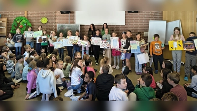 Die Klassensieger der Grundschule Weichs mit den VR-Mitarbeiterinnen Jasmin Westermeier und Sophie Leitl (hinten).  (Foto: VR Bank Dachau)
