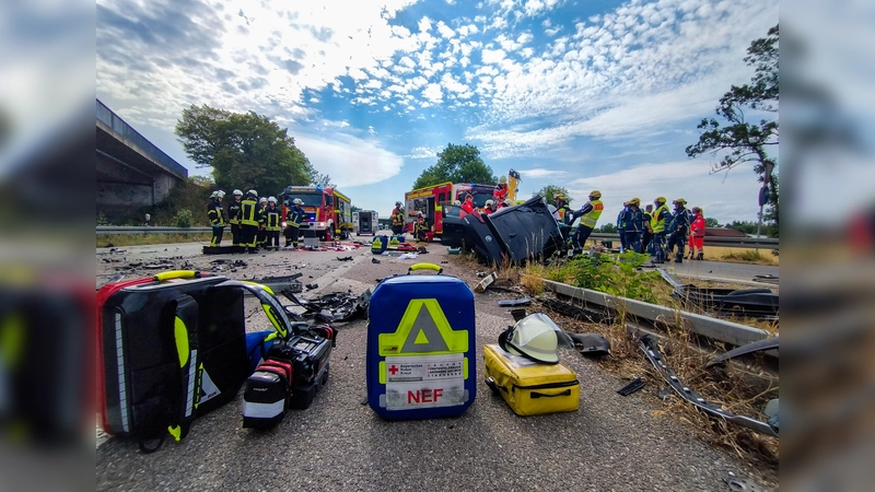 Bei dem Verkehrsunfall kam ein 76-jähriger Mann ums Leben, ein 44-Jähriger wurde schwer verletzt. (Foto: Kreisbrandinspektion)