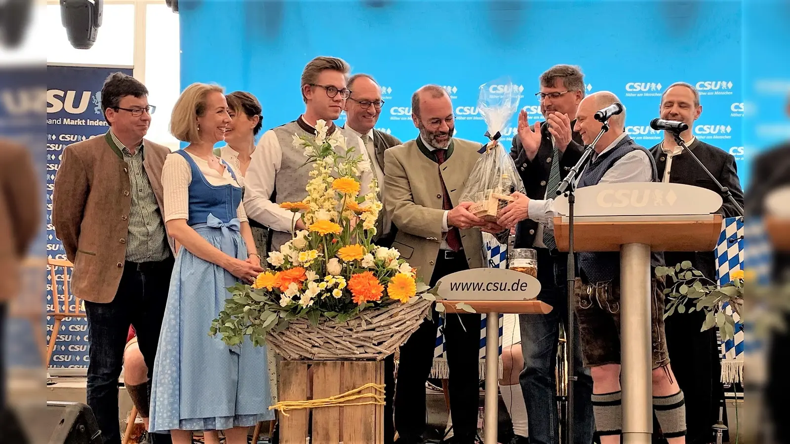CSU-Frühschoppen mit Manfred Weber (4. von re) auf dem Indersdorfer Volksfest mit Katrin Staffler, MdB, BGM Franz Obesser, OV Jörg Westermair und den Kandidaten für Land- und Bezirkstag.<br> (Foto: CSU Dachau)