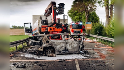 Der BMW 1er geriet nach dem Crash in Brand, für den Fahrer kam jede Hilfe zu spät. (Foto: KBI Dachau)