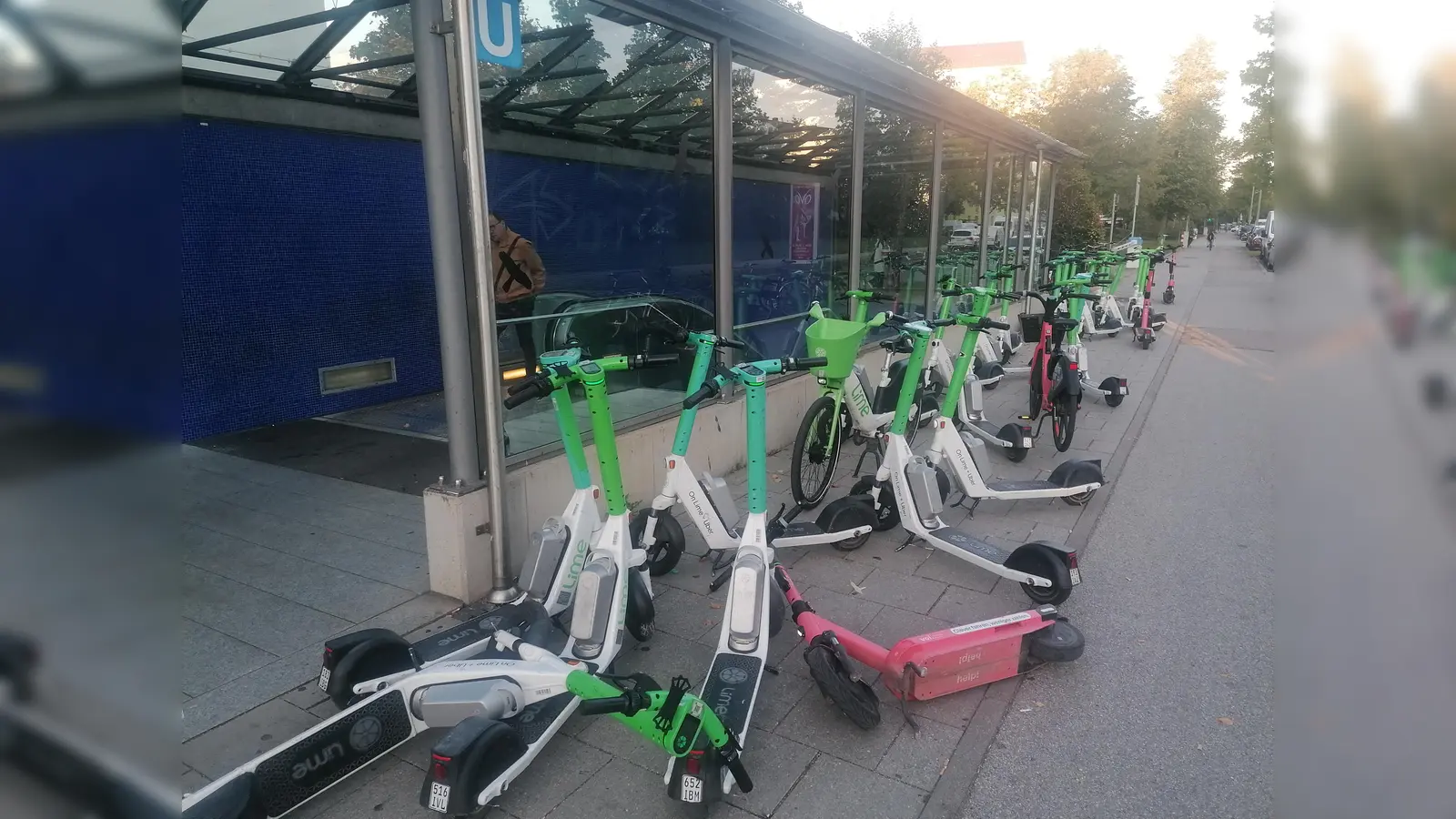 Sage und schreibe 31 Scooter und Leihräder blockieren hier den Gehweg an der U-Bahnstation Hasenbergl. Unser Bild wurde vergangene Woche aufgenommen. (Foto: job)