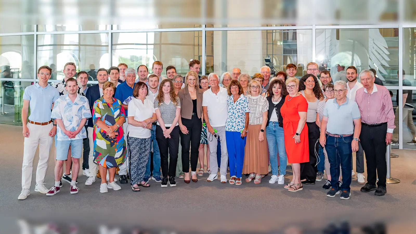 Die Besuchergruppe aus dem Wahlkreis bei der CSU-Abgeordneten Katrin Staffler im Bundestag.<br> (Foto: Bundesregierung / StadtLandMensch-Fotografie)