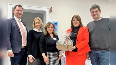 Besuch bei ImPuls mit (von li) BGM Robert Axtner, Stephanie Burgmaier, Inci Kabalcioglu, Gülten Ergin und Erich Oßwald. (Foto: CSU Bergkirchen)