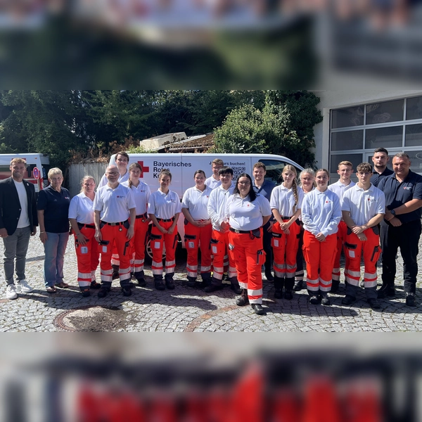 Die neu ausgebildeten Sanitäterinnen und Sanitäter mit Michael Schäfer und Angelika Gumowski (l.) sowie Ausbilder Michael Karlstetter (r.). (Foto: BRK Dachau)