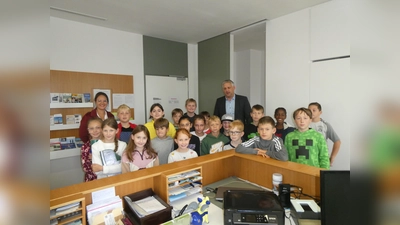 Die Klasse 4b mit Lehrerin Sabrina Bartels und 1. Bürgermeister Christian Blatt im Bürgerbüro. (Foto: Gemeinde Erdweg)