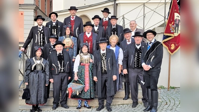 Die Ampertaler in Dachauer Tracht beim Totengedenken vor der Kirche. (Foto: Ampertaler Dachau)