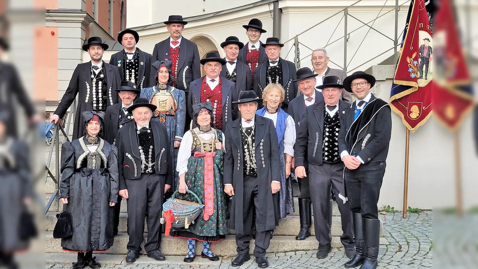 Die Ampertaler in Dachauer Tracht beim Totengedenken vor der Kirche. (Foto: Ampertaler Dachau)