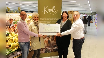 Spendenübergabe mit (von li) Alex Knoll, Anne Bienlein, Elisabeth Leo und Max Knoll im EDEKA-Markt Jetzendorf. (Foto: ek)