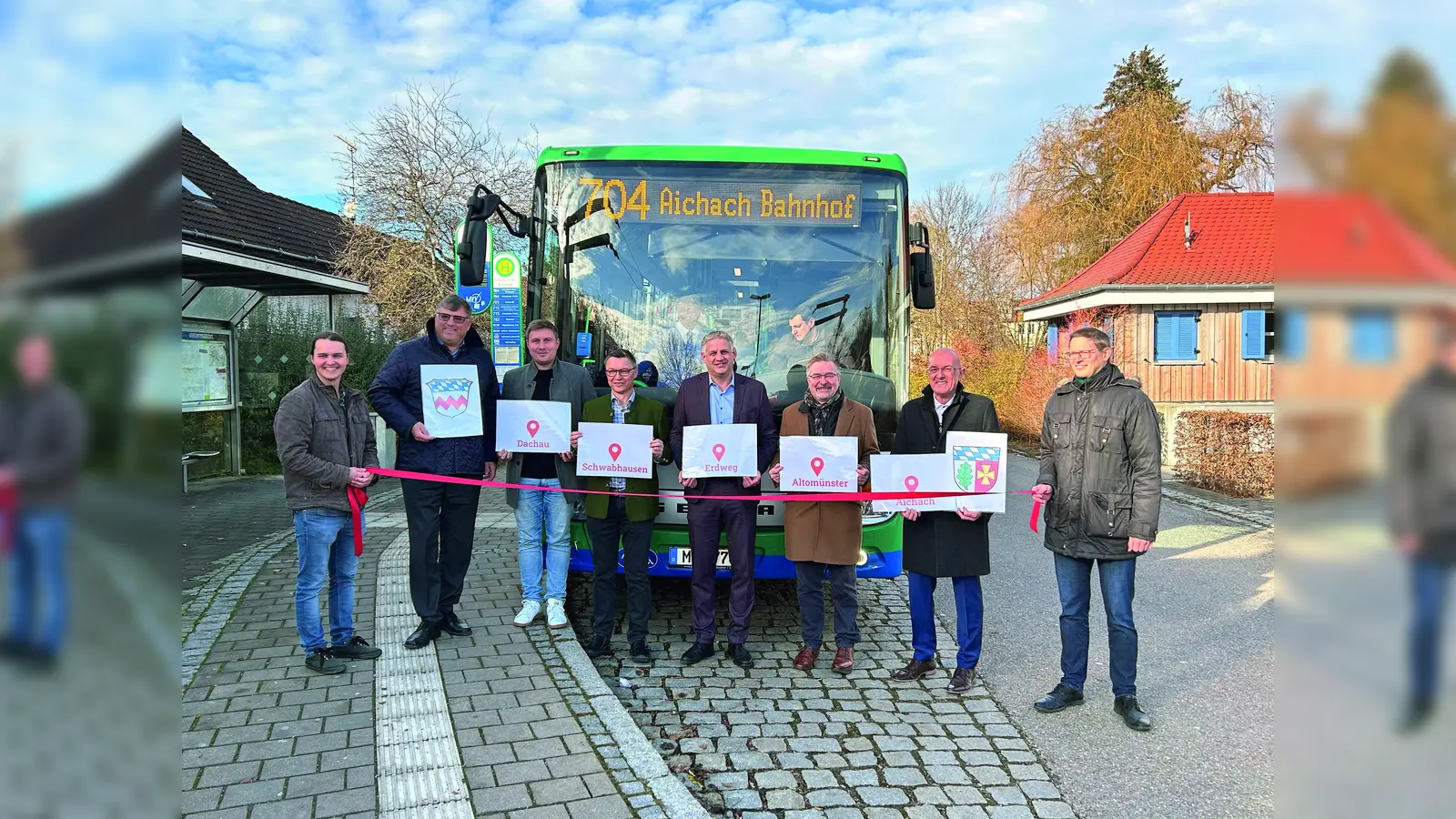 Landrat Stefan Löwl (2. von li) freut sich mit den Bürgermeistern der Gemeinden im Dachauer Land über die Verbesserung des Nahverkehrs. (Foto: Gemeinde Erdweg)