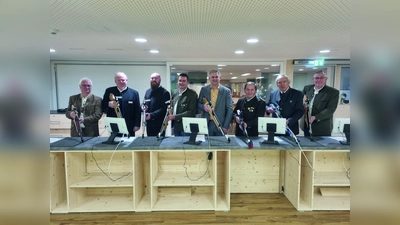 Ehrengauschützenmeister Altomünster Peter Haug, Gauschützenmeister Altomünster Joachim Stehr, Matthias Pucher, Hans Eisenhofer, Bürgermeister Christian Blatt, Josef Perchtold, Altbürgermeister Michael Reindl, Berzirks- und Gauschützenmeister Alfred Reiner (von li). (Foto: Gemeinde Erdweg)