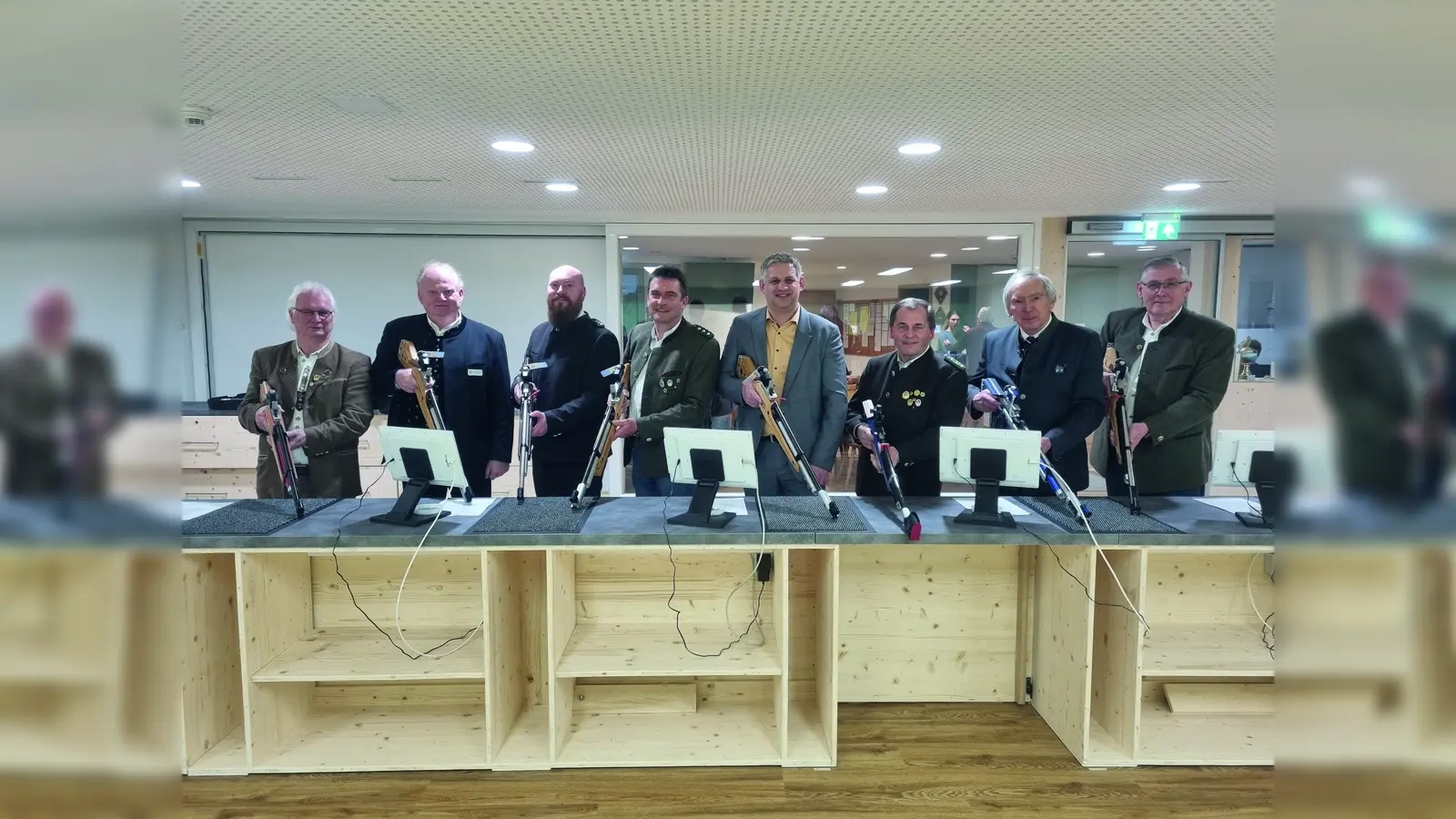 Ehrengauschützenmeister Altomünster Peter Haug, Gauschützenmeister Altomünster Joachim Stehr, Matthias Pucher, Hans Eisenhofer, Bürgermeister Christian Blatt, Josef Perchtold, Altbürgermeister Michael Reindl, Berzirks- und Gauschützenmeister Alfred Reiner (von li). (Foto: Gemeinde Erdweg)