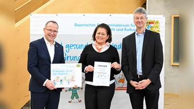 Auszeichnung für die Grundschule Haimhausen: Kultusminister Prof. Dr. Michael Piazolo (r.), BLSV-Präsident Jörg Ammon (l.) sowie Rektorin Cornelia Stock. (Foto: Tobias Hase / stmuk)