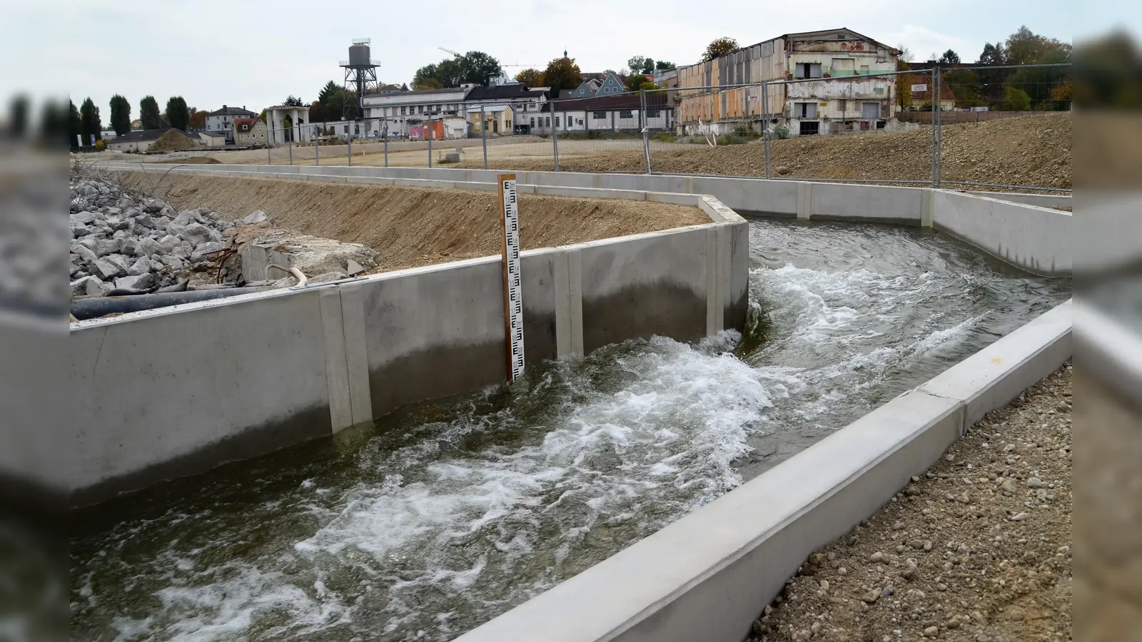 Der Mühlbach wurde erfolgreich in das neu angelegte Provisorium überführt. (Foto: Isaria)