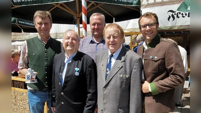 Michael Schweinberger, Horst Ullmann, Robert Gasteiger, Ludwig Gasteiger und Markus Erhorn vor dem Olchinger Festzelt (von li). (Foto: Markus Erhorn)
