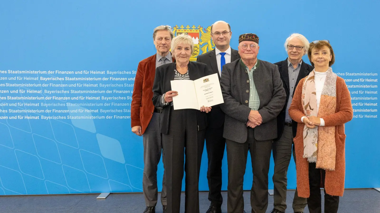 Vom Heimatministerium gab es neulich die Auszeichnung mit dem Dialektpreis 2022 für den Freundeskreis der „Literatur in Bayern”. Von links: Michael Stephan, Inge Holzheimer, Minister Albert Füracker, Gerd Holzheimer, Andreas Bode, Jana Freund. (Foto: STMFH Christian Blaschka)