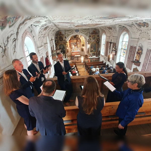 Das A-cappella-Ensemble „LAcoro” gab ein Benefizkonzert in der Hofmarkkirche. (Foto: Haneke)