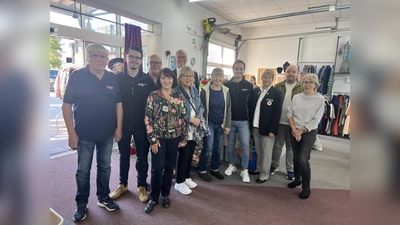 Shopleiter Günther Wolf (links), Dennis Behrendt, Andreas Millik, Beate Günzel, Gabriele Heid, Bernhard Seidenath (hinten), Renate Weger, Max Frisch, Angelika Gumowski, Timo Weiersmüller und Sonja Grieser im RotKreuzShop. (Foto: red)