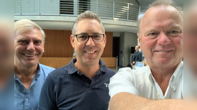 Michael Schrodi (Mitte) mit Georg Ott, Fanbeauftragter / Kassier und Roland Küspert, 1. Vorsitzender des FC Pipinsried. (Foto: Wahlkreisbüro Schrodi)