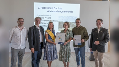 Nahmen den dritten Preis entgegen (v. l.): Christian Altenburger (Fachberater für Imkerei), Rainer Schneider (Stellvertretender Bezirkstagspräsident), Bayerische Honigkönigin „Elena I.“, Julia Wachtmeister und Johannes Frost (Stadtbauamt Dachau), Dr. Hannes Beims (Leiter der Fachberatung für Imkerei)  (Foto: Bezirk Oberbayern, Wolfgang Englmaier )