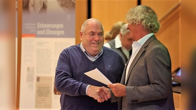 Rudi Scherer (li) ist der erste Ehrenpräsident auf Lebenszeit des ASV Dachau. (Foto: Birga Herzum )