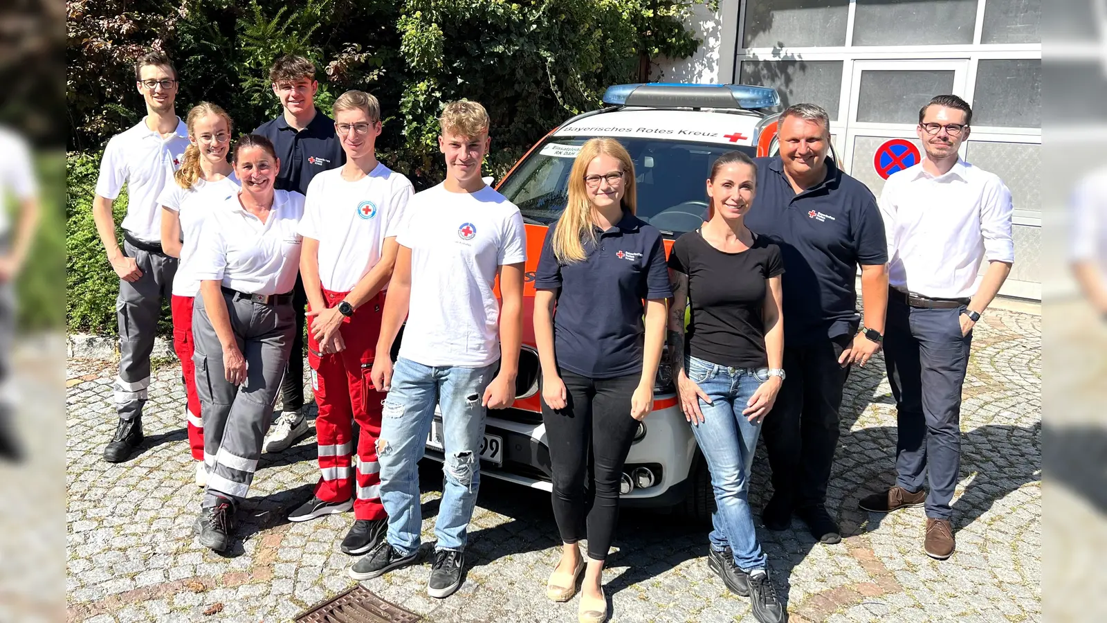 Die neu ausgebildeten Sanitäterinnen und Sanitäter (von li) Yannik Schmidt, Emilia Heller, Pia Gregorzewski, Florian Wohlmuth, Florian Schröder, Niklas Schönwetter, Celine Bofinger, Daniela Kiener mit Michael Karlstetter und Dennis Behrendt.  (Foto: BRK Dachau)