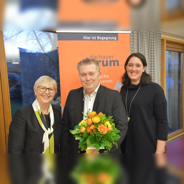 Vorsitzender Gerhard Haszprunar veranschiedet Geschäftsführerin Annerose Stanglmayr (l.). Madeleine Schenk (r.) übernimmt.  (Foto: Dachauer Forum)