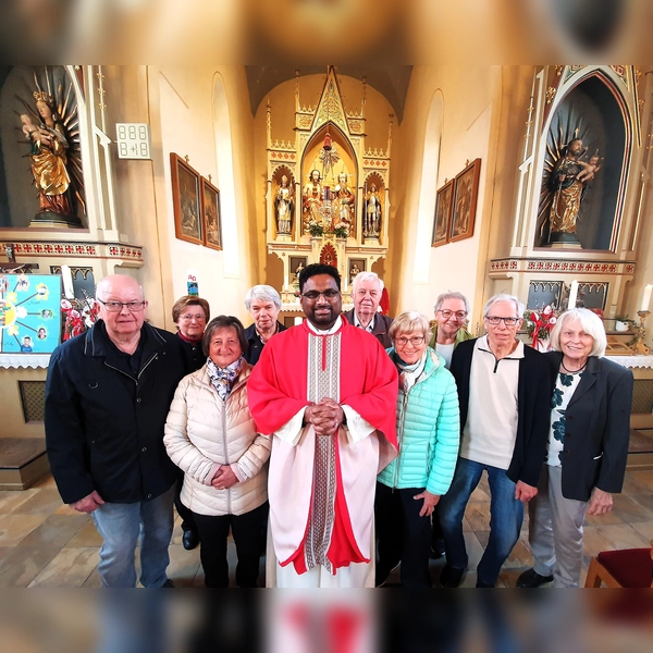 Einen besonderen Segen spendete Pater Shaju Chacko in der Großinzemooser Kirche St. Georg einigen Jubilaren. (Foto: Pfarrgemeinderat)