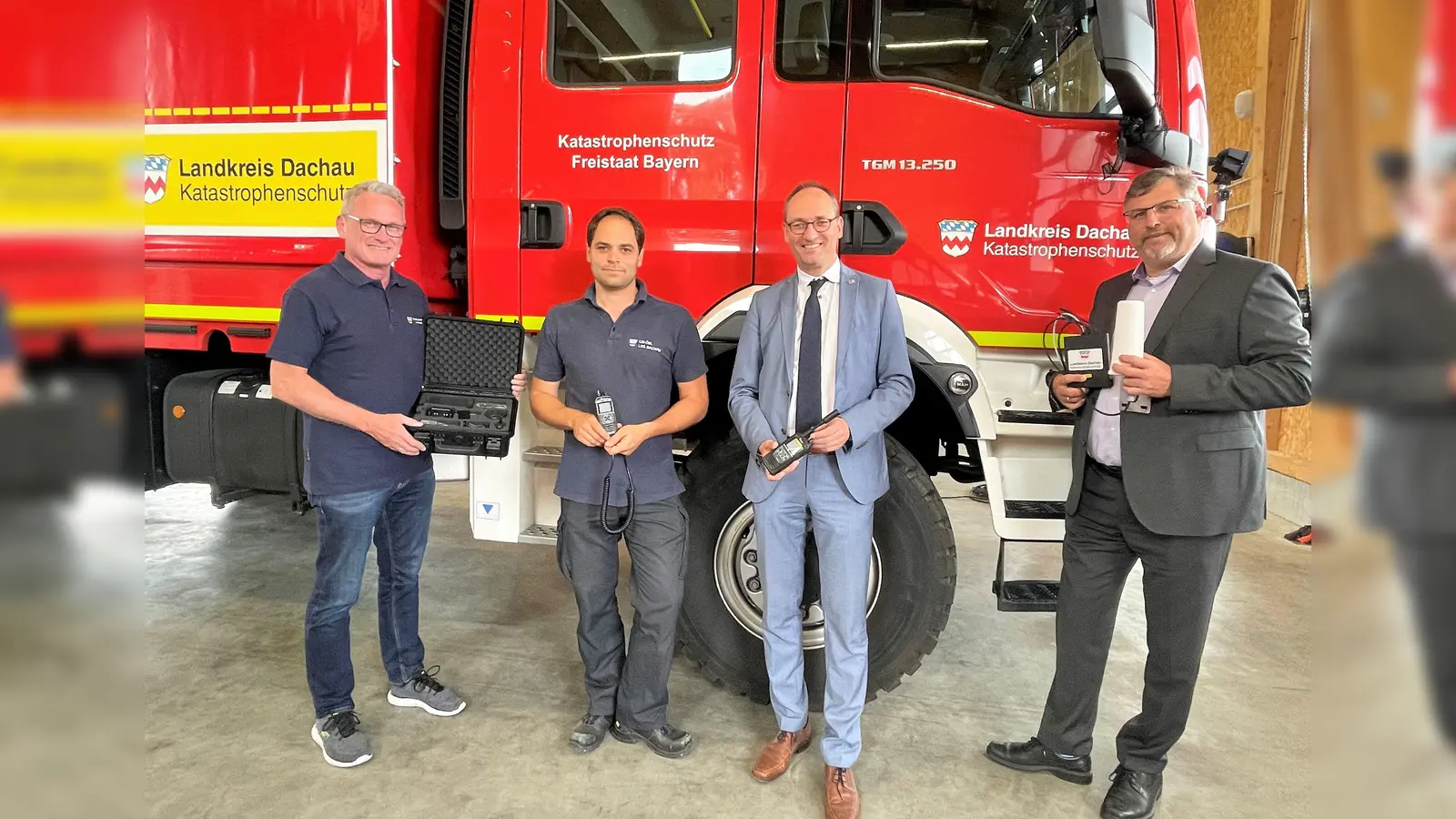 Kreisbrandrat Georg Reischl, Kreisbrandmeister Martin Seidl, Landtagsabgeordneter Bernhard Seidenath und Landrat Stefan Löwl bei der Übergabe der drei neuen Satellitensprechfunkgeräte. (Foto: LA Dachau / Silke Fendt)