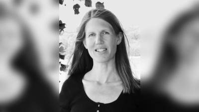 Sandra Niermeyer liest im Hallenbad. (Foto: Rita Vollmuth)