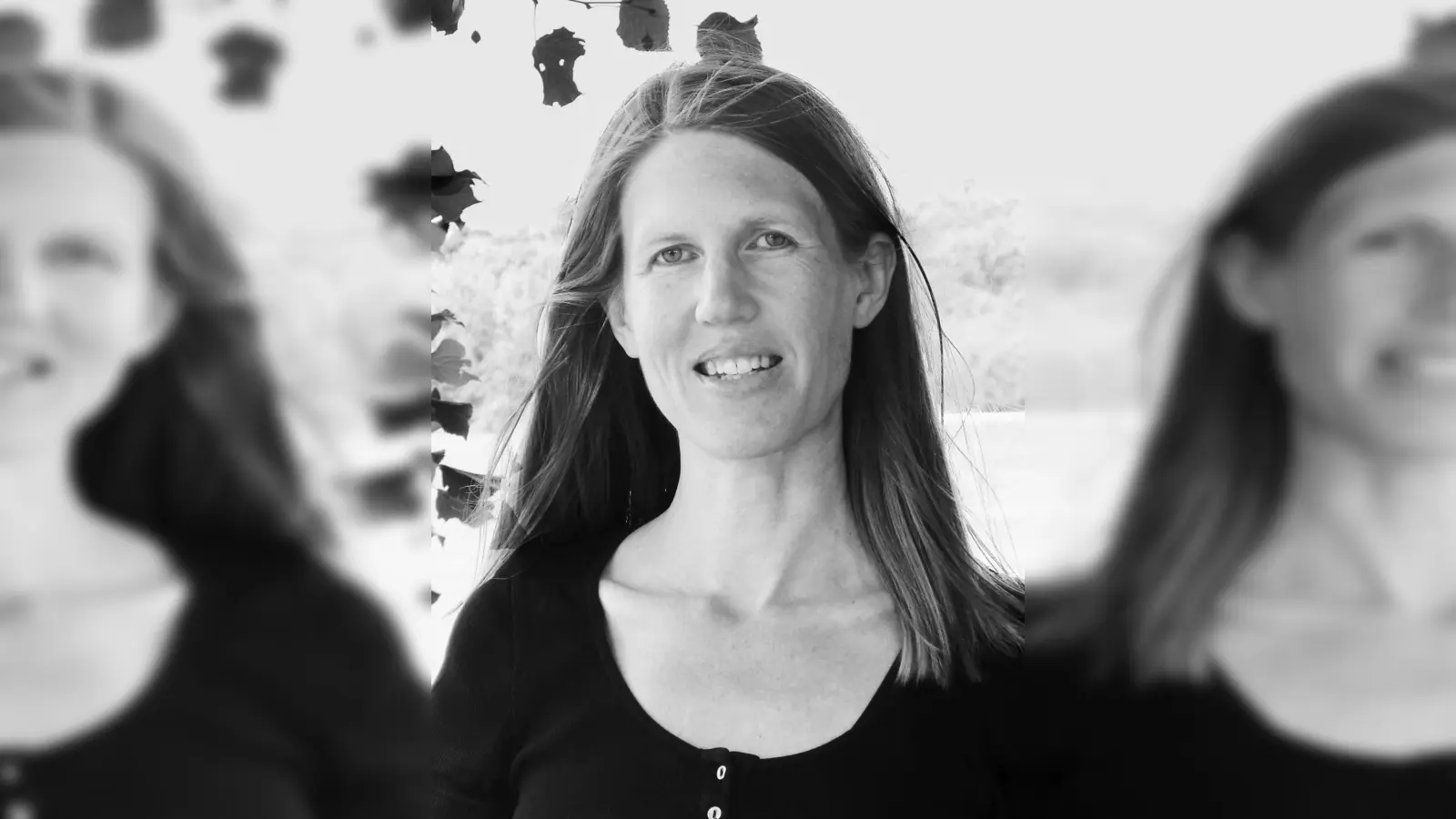 Sandra Niermeyer liest im Hallenbad. (Foto: Rita Vollmuth)