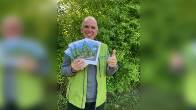Gebietsbetreuer Wolfgang Kuhn ist vom Naturreichtum der verschiedenen Lebensräume im Ampertal begeistert. (Foto: Kerstin Bohlen)