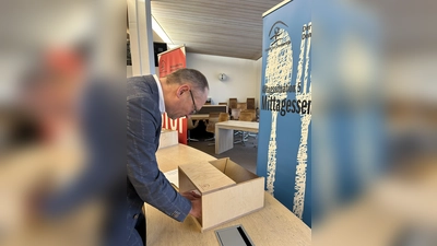 Bernhard Seidenath testet eine Station des Demenz-Parcours. (Foto: Landratsamt Dachau, Sina Török)