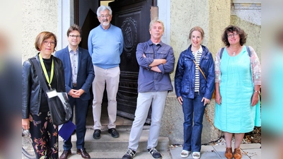 Gästeführerin Brigitte Fiedler, OB Florian Hartmann, Künstler Felix Plahl, Künstler Ralf Hanrieder, Monika Webersberger (Stadt Dachau) und Gästeführerin Rosemarie Schreiner vor der Stockmann-Villa in der Münchner Straße. (Foto: Stadt Dachau)
