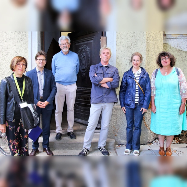 Gästeführerin Brigitte Fiedler, OB Florian Hartmann, Künstler Felix Plahl, Künstler Ralf Hanrieder, Monika Webersberger (Stadt Dachau) und Gästeführerin Rosemarie Schreiner vor der Stockmann-Villa in der Münchner Straße. (Foto: Stadt Dachau)