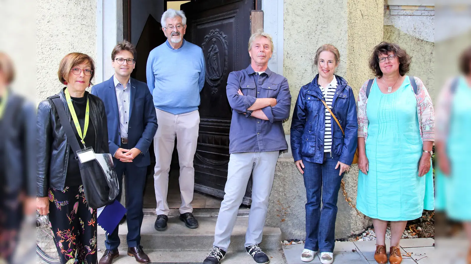 Gästeführerin Brigitte Fiedler, OB Florian Hartmann, Künstler Felix Plahl, Künstler Ralf Hanrieder, Monika Webersberger (Stadt Dachau) und Gästeführerin Rosemarie Schreiner vor der Stockmann-Villa in der Münchner Straße. (Foto: Stadt Dachau)