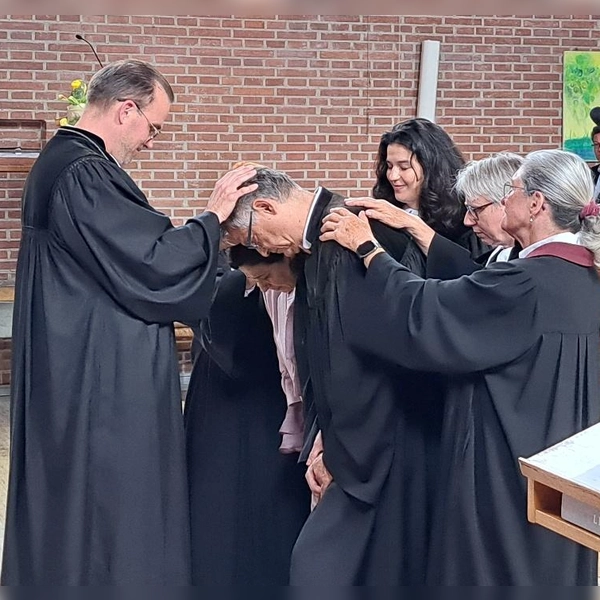 Dekan Felix Reuter segnete Pfarrer Roman Breitwieser und seine Frau Carla. (Foto: Gem)