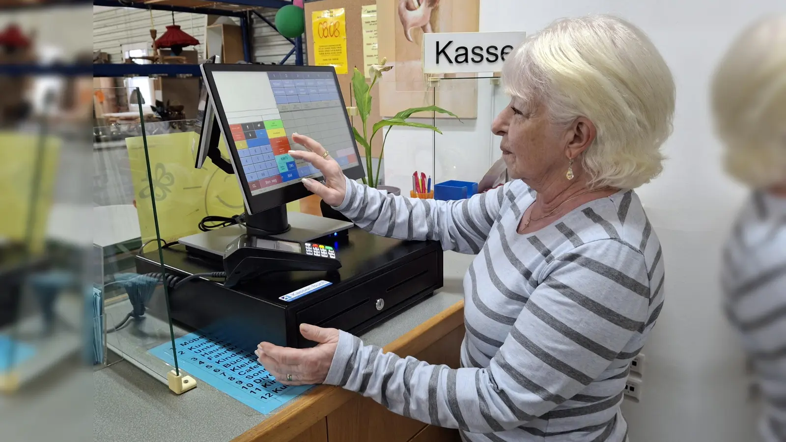 „Die Halle“ hat jetzt eine Registrierkasse für bargeldloses Zahlen.<br> (Foto: Caritas)