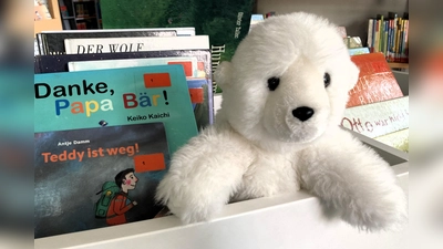 Was passiert am Tag der Bibliotheken in der Stadtbücherei? Die Kuscheltiere feiern eine Übernachtungsparty! (Foto: Stadtbücherei Dachau)