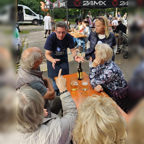 Christian Bieberle im Gespräch mit den Gästen (Foto: CSU Karlsfeld)