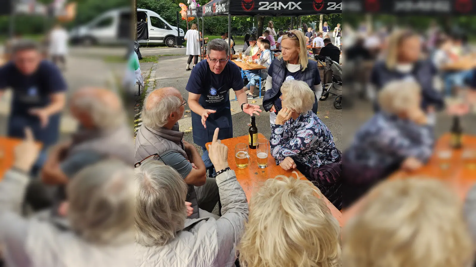 Christian Bieberle im Gespräch mit den Gästen (Foto: CSU Karlsfeld)