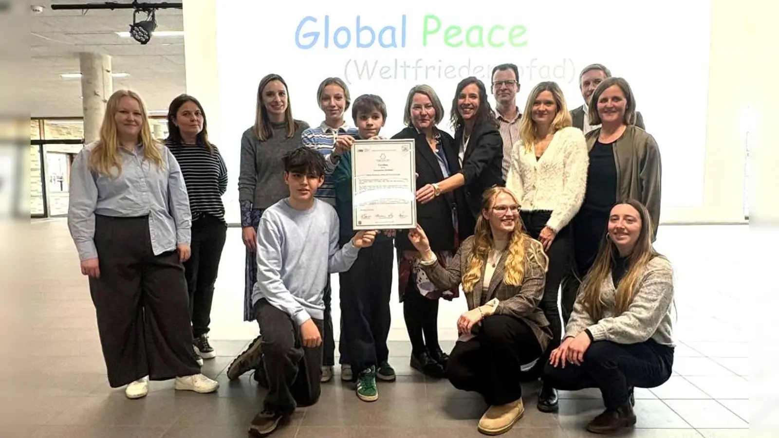 Die Schulgemeinschaft erhielt das Zertifikat der LMU überreicht.  (Foto: LRA, Sina Török)