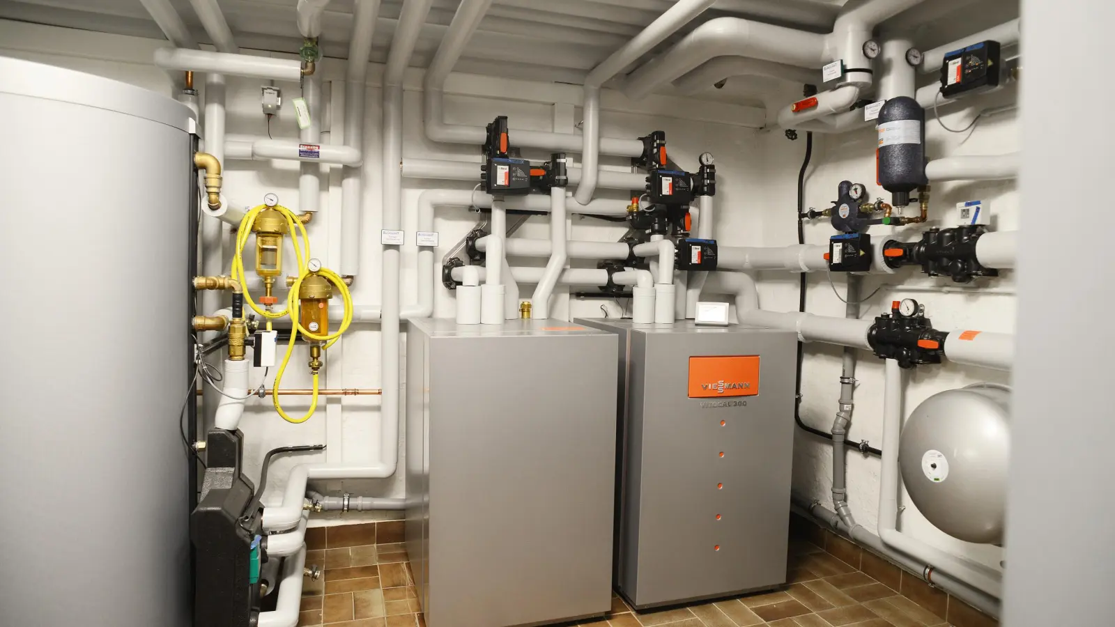 Hausbesitzer öffnen ihre Heizungskeller und zeigen ihre Wärmepumpe. (Foto: Bundesverband Wärmepumpe e.V.)