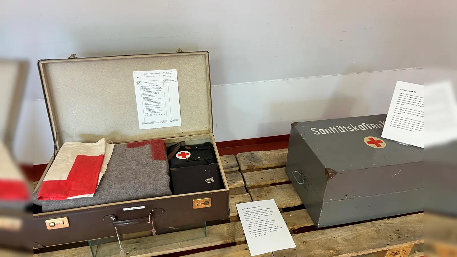 Ausgewählte Exponate und Fotos sind noch bis zum 27. März in der VR-Bank zu sehen.  (Foto: Rotkreuzmuseum Dachau)