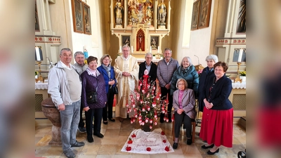 Kurt Stechmüller, Michael Christoph, Ursula Stechmüller, Karin Hueber, Pfarrer Michael Bartman, Sigi Rödder, Mathias Mayriedl, Resi Brummer, Beatrix Hanek, Monika Plarre (v. l.) und Anna Steinert (sitzend).  (Foto: PGR Großinzemoos)