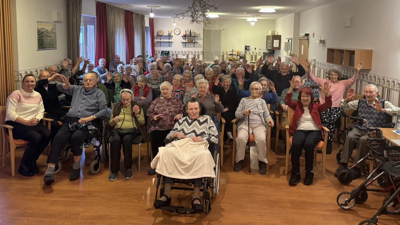 Die Bewohnerinnen und Bewohner bedankten sich bei den vielen Mitarbeitenden. (Foto: Kursana )